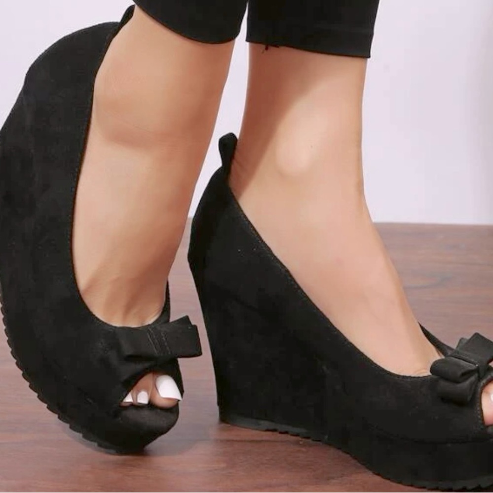 Brand new, never worn! Stylish open-toe wedges. Size 39, but run large.